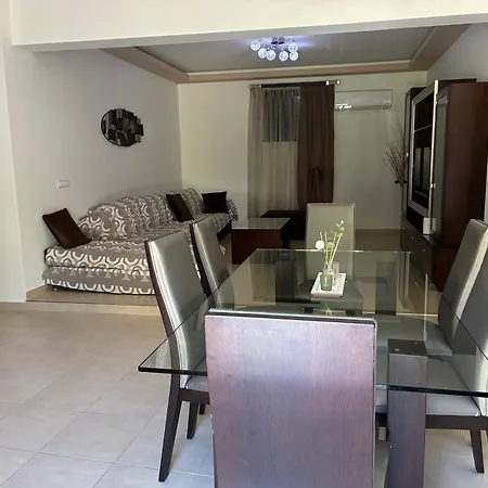 Βίλα Angela House *